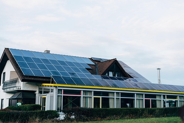 **Fotowoltaika na gruncie rolnym a zmiana przeznaczenia terenu: Kiedy instalacja PV wymaga odrolnienia i jakie są konsekwencje prawne?**