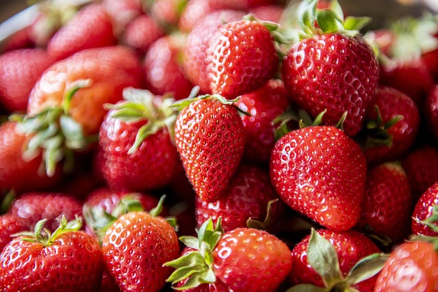 **"Ochrona truskawek przed szarą pleśnią bez chemii: Od wyboru odmiany po naturalne opryski"** - 5 2025