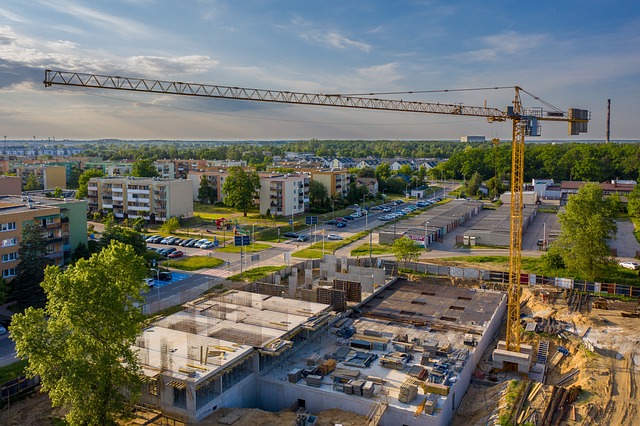 **”Mikroapartamenty a prawo budowlane: Czy minimalizm mieszkaniowy koliduje z normami powierzchniowymi i funkcjonalnymi?”**