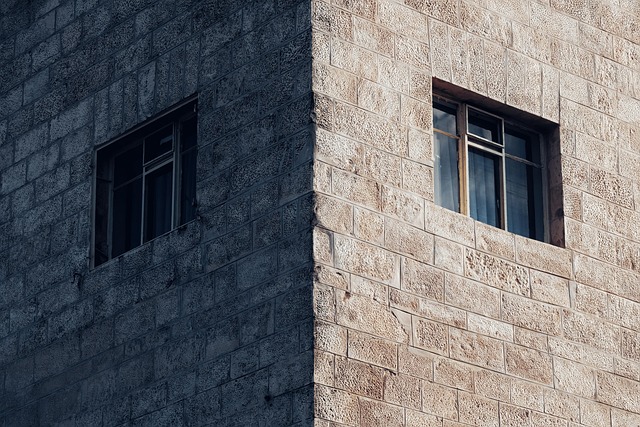 Styl minimalistyczny w budownictwie: Jak znaleźć odpowiedni projekt dla oszczędnych?